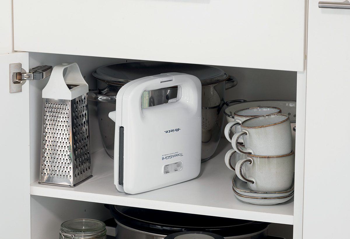 Παρουσιάζεται η τοστιέρα αποθηκευμένη σε ένα ράφι.